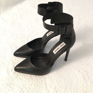 STEVE MADDEN Ankle Strap Pump (Size 7)